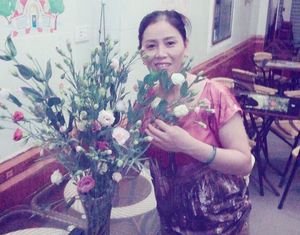 Những bà mẹ “không đỡ được” của teen - 2 Mặc dù nằng nặc đòi quy đổi hoa sang vịt quay nhưng bó hoa con trai tặng được mẹ Thắng trưng bày ở chỗ trang trọng nhất trong nhà.