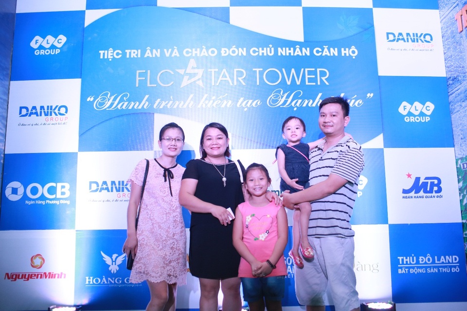 Gần 700 khách hàng tham dự tiệc tri ân “FLC Star Tower - Hành trình kiến tạo hạnh phúc” - 2
Cư dân tương lai của dự án sở hữu cho mình những bức ảnh tuyệt đẹp ngay tại chương trình