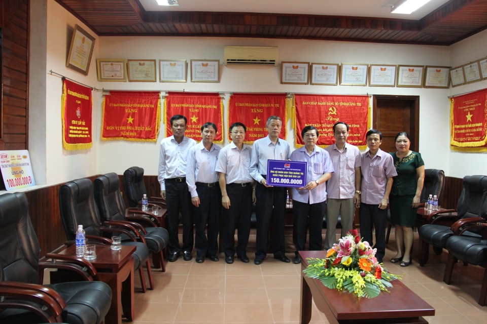 Vietsovpetro chung tay hỗ trợ miền Trung sau lũ - 3 
			Tặng quà tại Ủy ban MTTQ tỉnh Quảng Bình