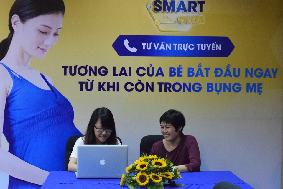 
Bác sỹ Hoàng Thị Thanh Thủy trả lời thắc mắc của các mẹ
