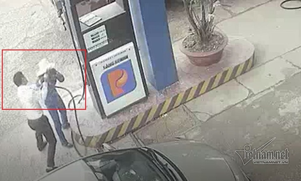 Nam cán bộ ngân hàng đánh rách đầu nữ nhân viên bán xăng - 2 Khách hàng Hoàng Hữu Đ. dùng cò bơm xăng đánh vào đầu chị N. đang làm việc