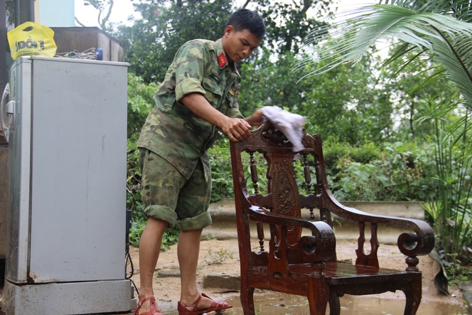 Bộ đội trắng đêm cứu người, tất tả giúp dân trong lũ - 8 Chiến sĩ Lê Đức Vũ chia sẻ, đây là lần thứ 2 tham gia giúp đỡ người dân vùng bị thiên tai