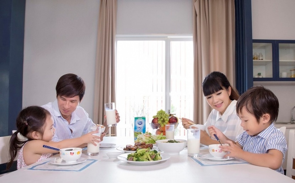 Đột nhập bữa ăn các gia đình sao Việt - 2 Uống sữa là cách Minh Hà giúp gia đình mình bổ sung dưỡng chất còn thiếu hụt trong các bữa ăn