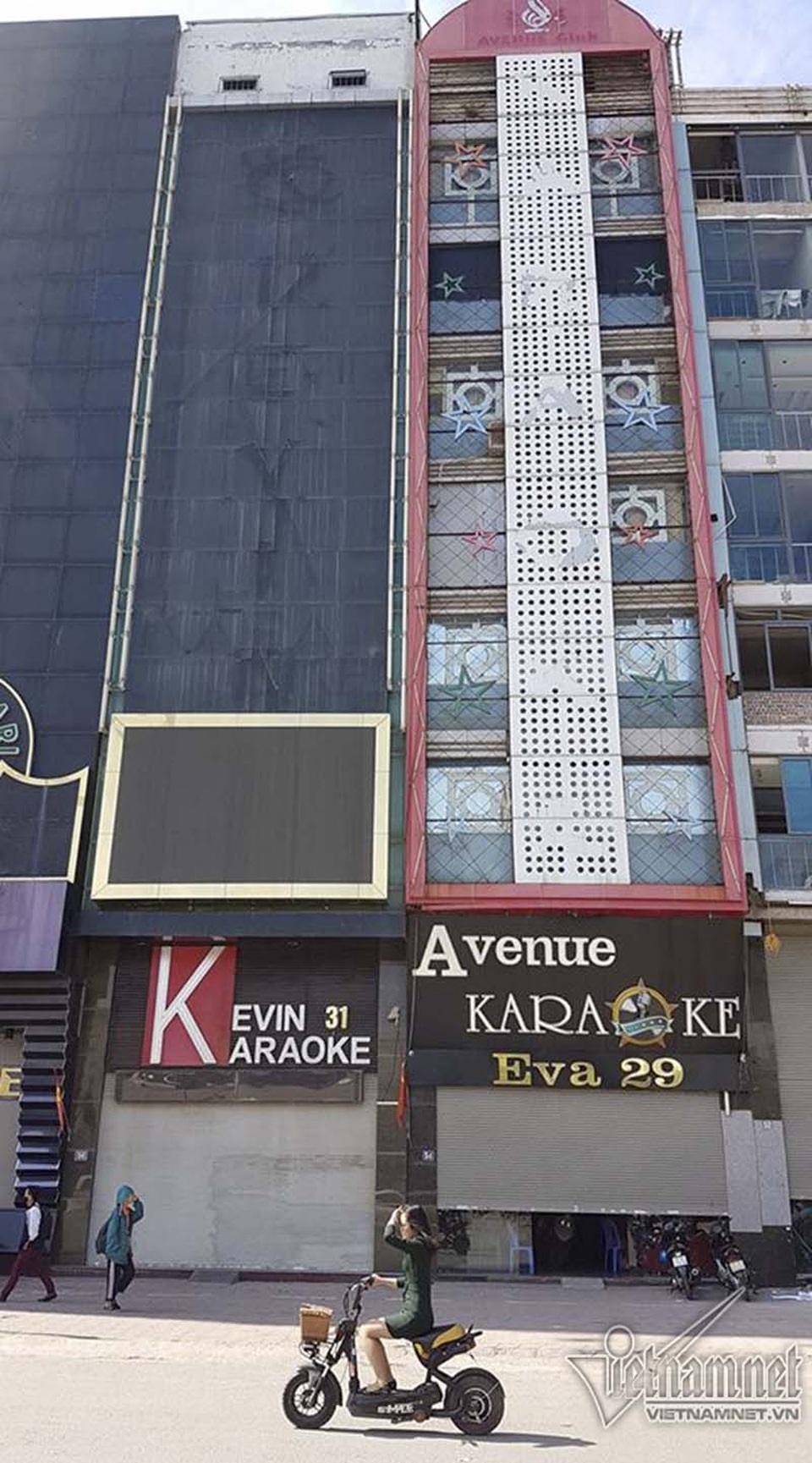 Quán karaoke trên đường Trần Thái Tông trước khi bị tháo dỡ biển quảng cáo