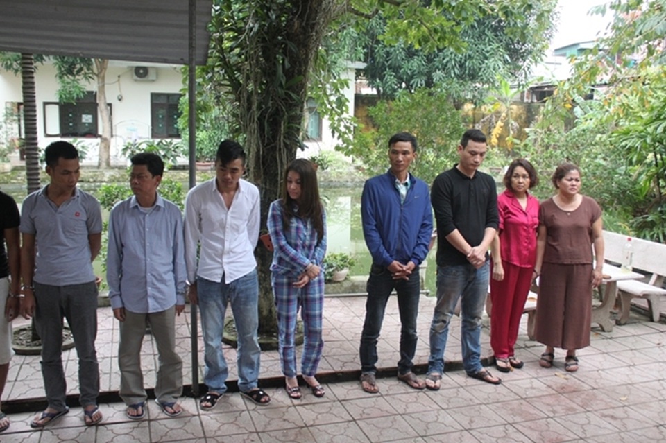 Vụ triệt phá ổ bạc tiền tỷ: Tiết lộ bí mật từ Ban chuyên án - 3 Các con bạc bị tạm giữ.