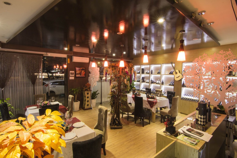 
			Không gian lung linh, huyền ảo bên trong của nhà hàng
			