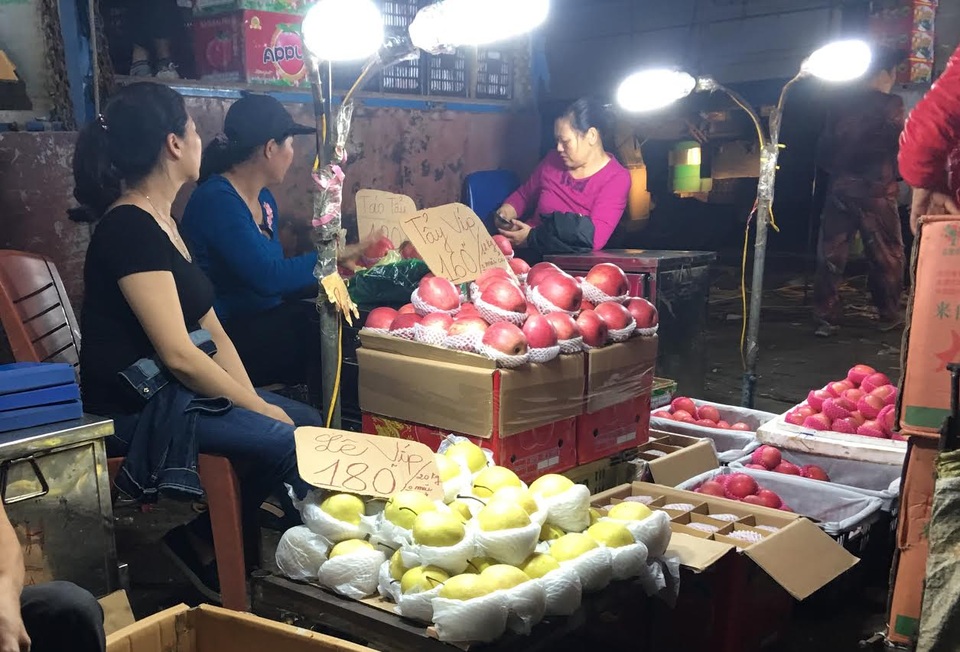 Táo Trung Quốc 10 ngàn đồng/kg và thông tin đáng sợ bên kia biên giới - 2
Tại chợ Hà Nội, các loại hoa quả Trung Quốc được bán với giá siêu rẻ