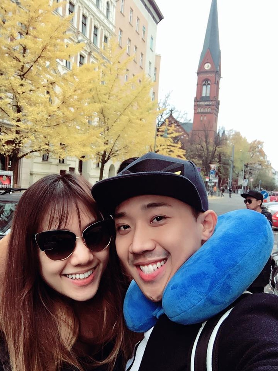 Trấn Thành và Hari Won bị fan bóc mẽ tình tứ “làm màu” - 3 Trấn Thành và Hari Won bị fan bóc mẽ tình tứ “làm màu” - 3