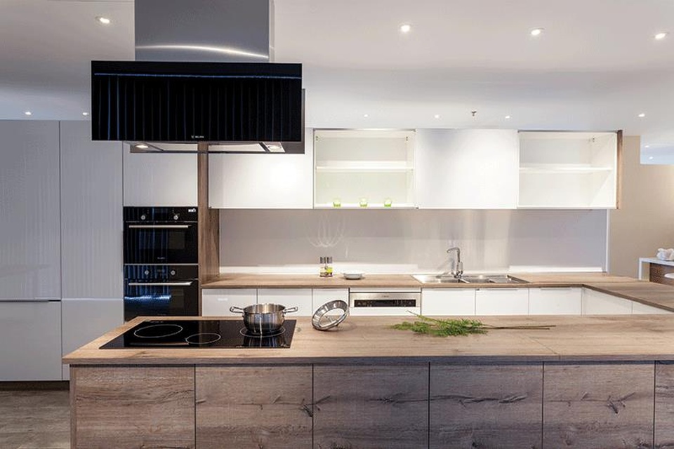 4 thiết bị cần cho căn bếp hoàn hảo - 2 Căn bếp tiện nghi, hiện đại với máy hút mùi, lò nướng kết hợp vi sóng, bếp điện từ, chậu vòi rửa.