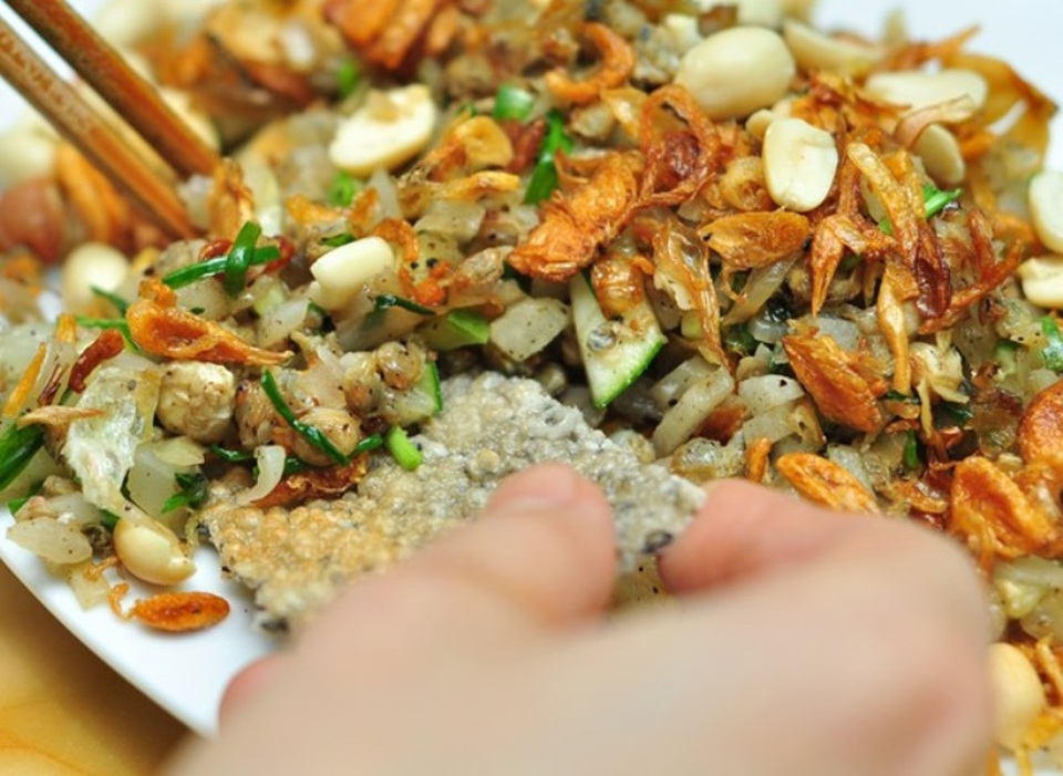 Nhớ xứ Nghệ với những món ngon đậm đà tình quê - 2 Hến xào phải được ăn kèm bánh đa Đô Lương- một đặc sản khác của xứ Nghệ.