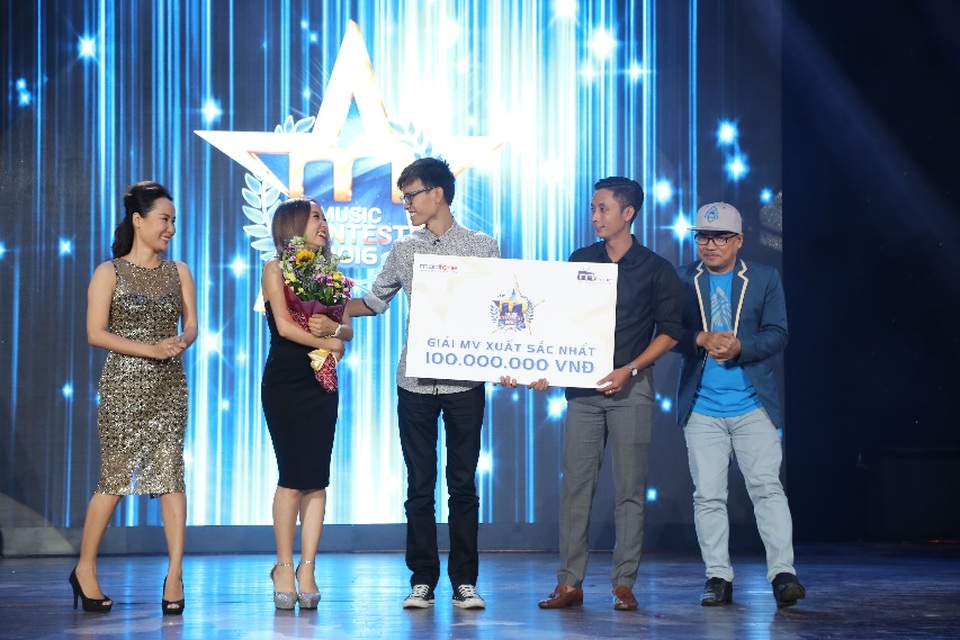 Những khoảnh khắc đáng nhớ của đêm chung kết MMC 2016 - 2 Khoảnh khắc vui mừng của Ekip MV “Đường quê” trở thành MV xuất sắc nhất MMC 2016