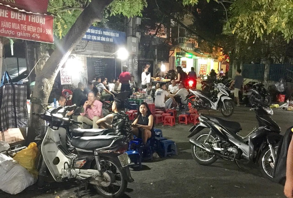 Ngày bán 1.000 xiên nướng, chị xe đẩy thu 150 triệu đồng/tháng - 3
Một góc con phố tấp nập người dừng xe ăn xiên nướng tự chọn