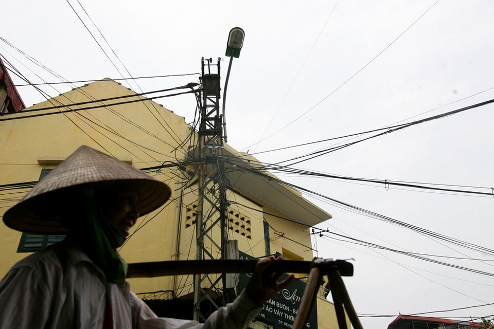 
Cột điện sắt trên phố Ngõ Gạch. Trước kia, cột điện ở Hà Nội thường được gọi là cột đèn vì trên mỗi cột đều có gắn đèn chiếu sáng công cộng.
