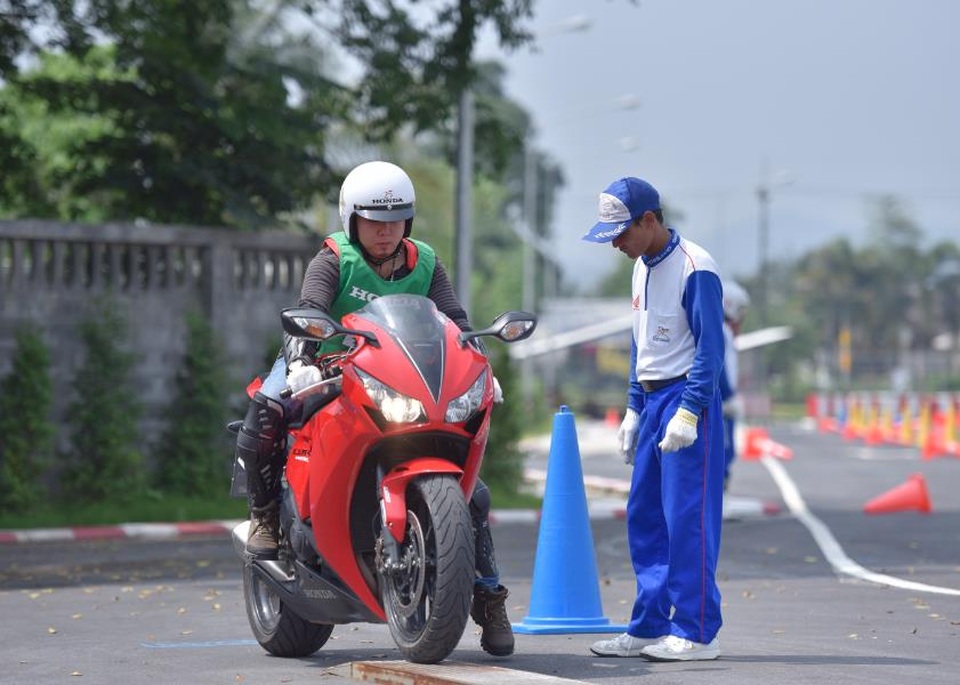 Hàng trăm xe PKL hội tụ tại trường đua Sepang trong Hành trình Honda Châu Á - 3
Các thành viên tham dự đã được hướng dẫn các kỹ năng cơ bản để lái xe phân khối lớn an toàn với 4 nội dung đào tạo chính là: kỹ năng phanh khẩn cấp, chạy Slalom, giữ thăng bằng và vào cua.