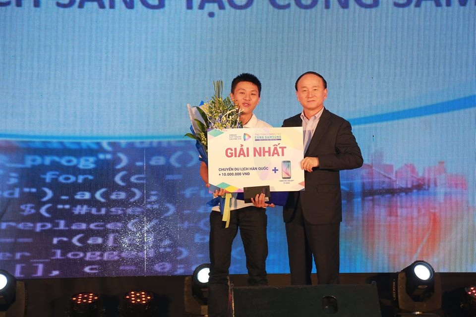 Khi thuật toán đưa giấc mơ của con người đi xa hơn… - 2 Tổng giám đốc Tổ hợp Samsung Việt Nam trao Giải Nhất cuộc thi Thử thách sáng tạo cùng Samsung 2016 cho Thí sinh Lê Anh Đức, Đại học Bách Khoa Hà Nội