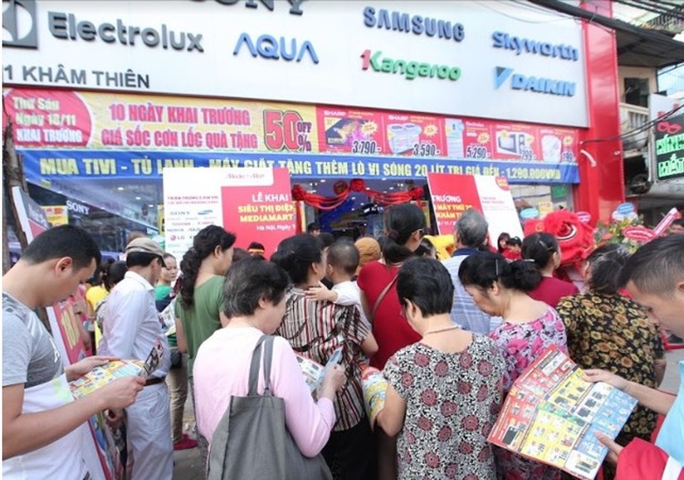 Tháng khuyến mại, liên tiếp khai trương mở rộng siêu thị điện máy - 2 Gian hàng gia dụng đặc biệt thu hút chị em nội trợ với chảo trơn Sunhouse giá chỉ 19.000đ, nồi sữa cao cấp và bình siêu tốc Kangaroo giá 199.000đ, lò vi sóng Electrolux 20l EMM2003W giá 799.000đ, nồi cơm điện Goldsun ARC-G18DM và chảo điện đa năng Kangaroo K199 đồng giá 199.000đ…