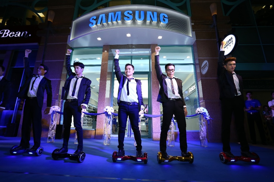 Nhóm nhảy khoấy động không khí buổi lễ khai trương cửa hàng SES Metropolitan với tiết mục mở màn sôi động trên những chiếc xe điện cân bằng.