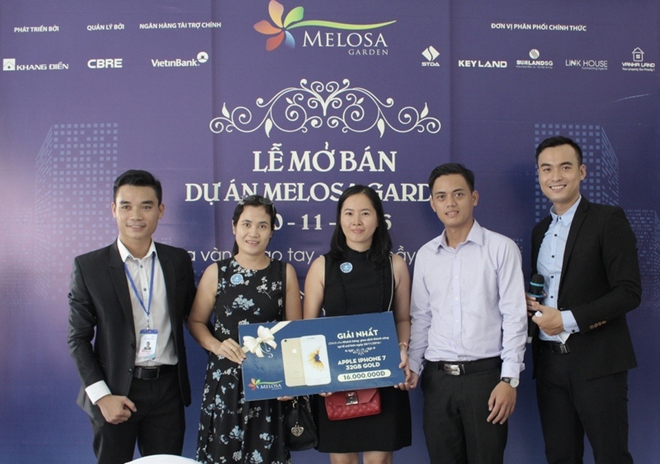Ngày cuối tuần sôi động tại Melosa Garden - 2
Bên cạnh đó, khách hàng còn tham gia bốc thăm nhận nhiều phần quà giá trị từ STDA Miền Nam như: iPhone 7, Apple Watch, Apple TV,…