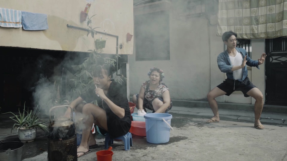 “Hơn nhau ở tấm chồng” tại sao gây “sốt”? - 2 Người lớn thì tranh nhau đánh răng rửa mặt buổi sáng, giặt quần áo cạnh máy nước.