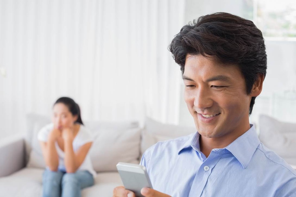 “Bão công nghệ” khiến các mối quan hệ đang dần phai nhạt - 2 Khoảng 32% các cặp vợ chồng Việt thường xuyên xảy ra tranh cãi vì nửa kia dành quá nhiều thời gian sử dụng điện thoại và máy tính.
