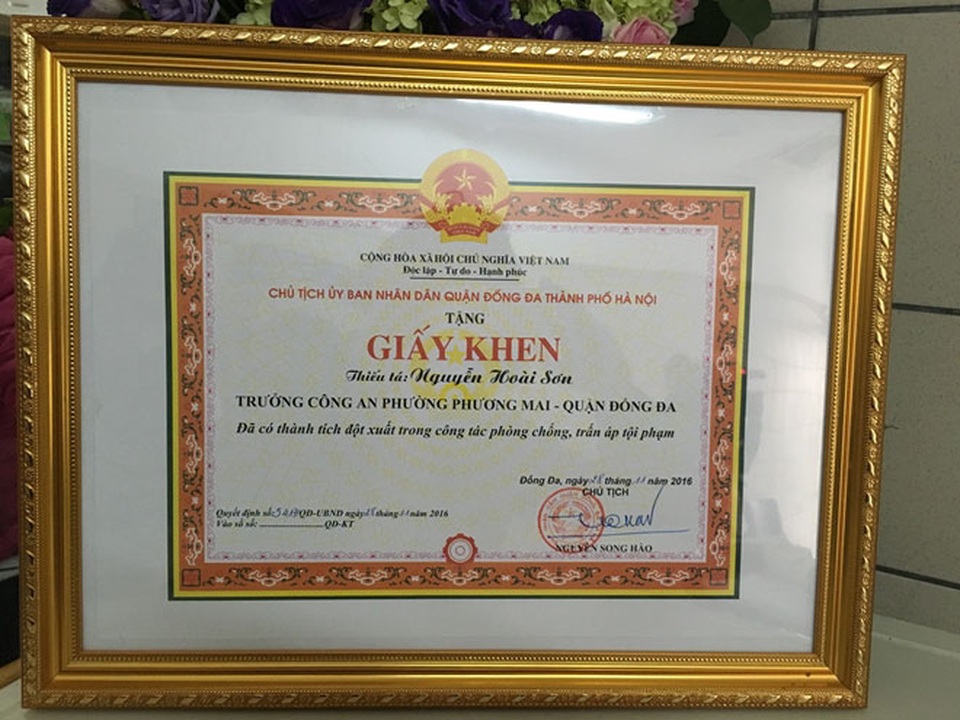 Cuộc giải cứu con tin từ chuyện kể của người trong cuộc: “Anh Sơn đã cứu mạng tôi” - 4 Ngày 28/11, Chủ tịch UBND quận Đống Đa đã tặng Giấy khen cho Thiếu tá Nguyễn Hoài Sơn