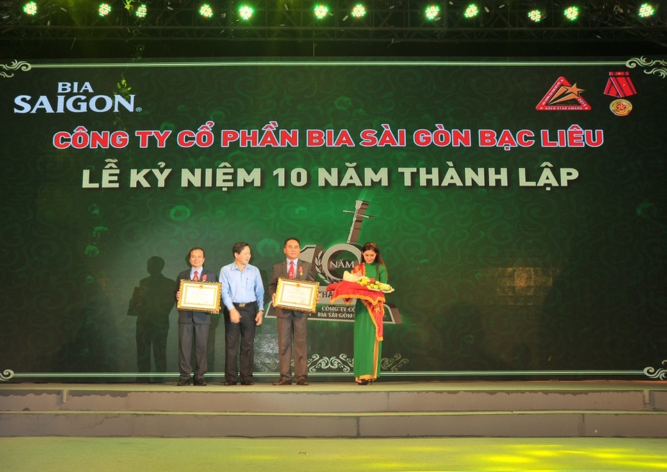 Ông Nguyễn Văn Đồi (phải) - GD Công Ty và ông Trịnh Công Vinh - P.GD Công ty đón nhận HCLD hạng 3