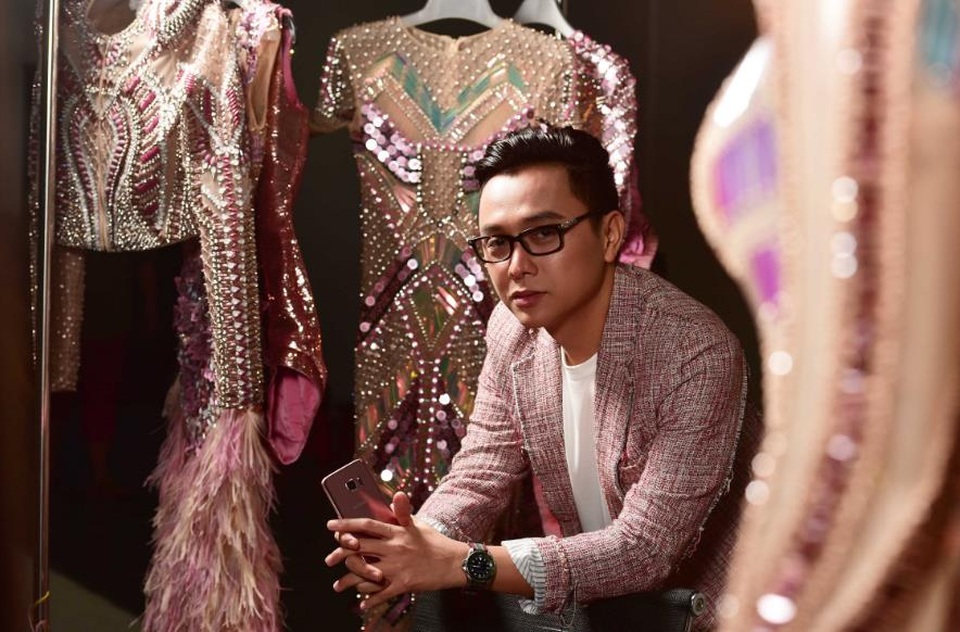 Công Trí cho biết bộ sưu tập mới lần này đến với anh hết sức tình khi anh ngồi trò chuyện cùng những người bạn nước ngoài và nghe họ chia sẻ cảm xúc về một Việt Nam thật khác lạ trong họ. Với Công Trí, những cảm hứng cho thiết kế thường đến từ những điều hết sức gần gũi vì vậy sản phẩm thời trang của anh luôn mang đậm hơi thở cuộc sống và thời đại.