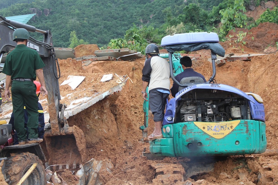 Lở núi ở Nha Trang, 4 người tử vong - 6 Vụ sạt lở quá nhanh, mọi người không kịp chạy thoát. Chỉ trong nháy mắt, cả vùng nhà dân đã nằm im dưới đống đất đá, một nhân chứng bàng hoàng kể.