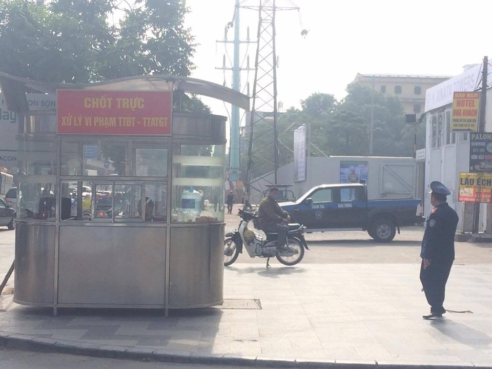 Tranh cãi gay gắt mức thu phí ô tô "cắt cổ" ở chung cư cao cấp - 3 Chốt thanh tra phía trước chung cư