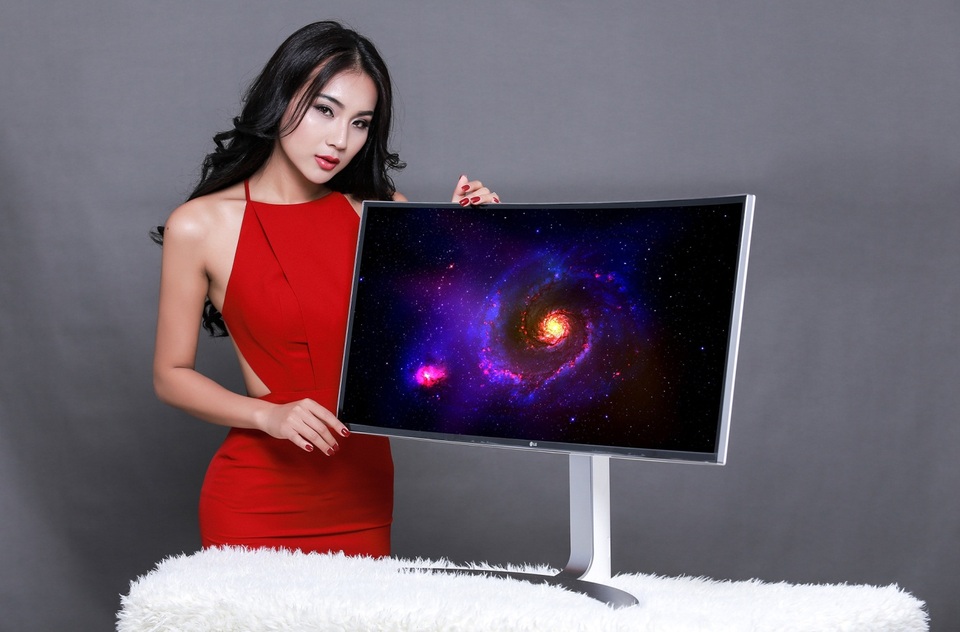 Điểm mặt 3 mẫu màn hình của LG được yêu thích nhất năm 2016 - 2 Khả năng tái tạo đến 99% dải màu sRGB và tốc độ xử lý điểm ảnh ấn tượng của chiếc 34UC98 cũng mang lại cảm giác rất “thật” cho game thủ khi chiến đấu. Các tính năng chuyên game khác như công nghệ FreeSync, cân bằng tối (Black Stabilizer), Dynamic action sync và Game mode giúp trải nghiệm gaming của người dùng trở nên mượt mà và thoải mái hơn hẳn các dòng màn hình thông thường. Mẫu màn hình có giá niêm yết 22.000.000 VNĐ.