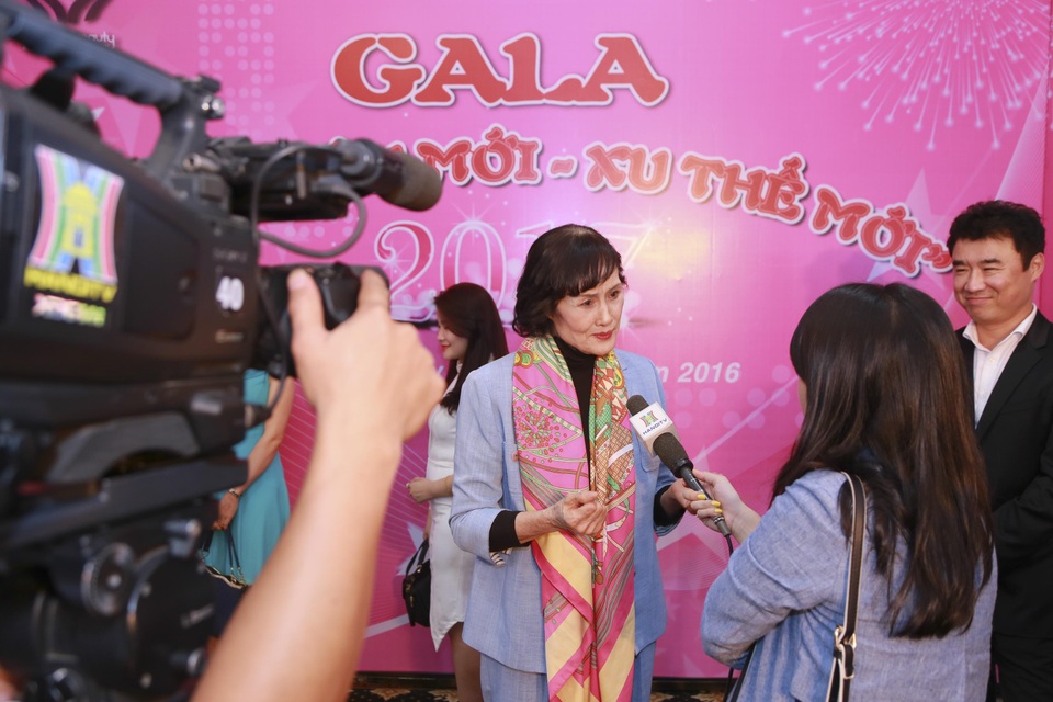 Tết của ngành làm đẹp 2016 - Hoành tráng & Ấn tượng - 2 Bà Nguyễn Thị Hằng (Nguyên bộ trưởng Bộ Lao Động Thương Binh Xã Hội) trả lời phỏng vấn đài PTTH Hà Nội