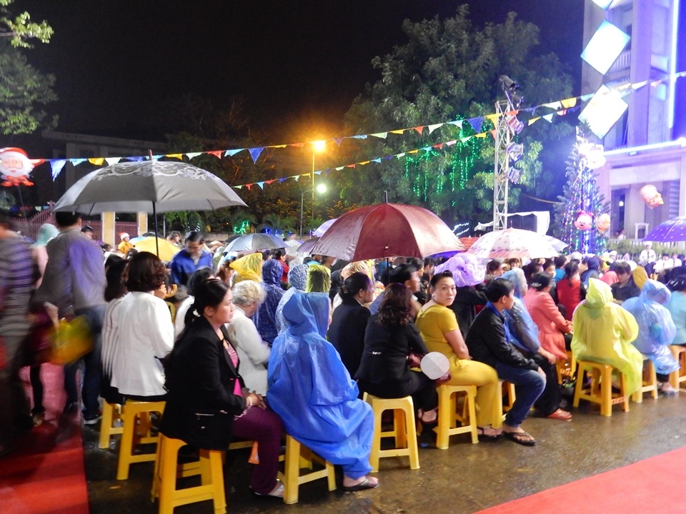 Do trời mưa nên tại nhà thờ Hòa Khánh, mọi người phải mặc áo mưa, che ô để dự lễ