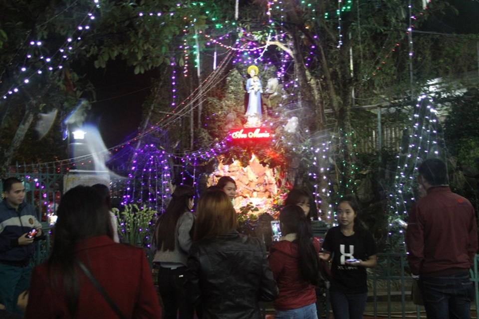 Các đoạn đường trước nhà thờ chật kín xe cộ. Nhiều gia đình vẫn “đội mưa” đưa con nhỏ đi chơi Noel.