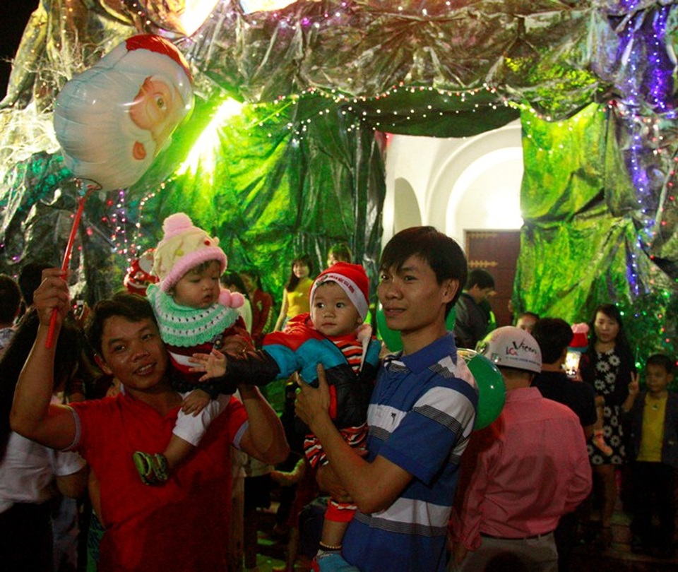 Nhiều gia đình đưa con nhỏ đi đón lễ Giáng sinh