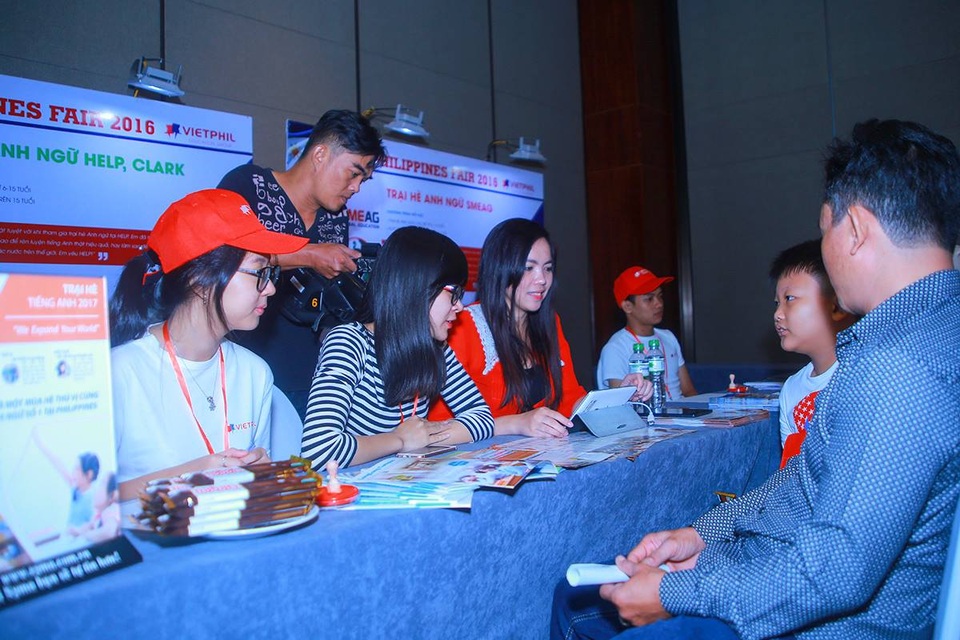 Ngày hội du học tiếng Anh Philippines - EduPhilippines Fair 2016 - 2 Nhiều phụ huynh quan tâm tới chương trình trại hè Anh ngữ tại Philippines của Học viện Anh ngữ HELP
