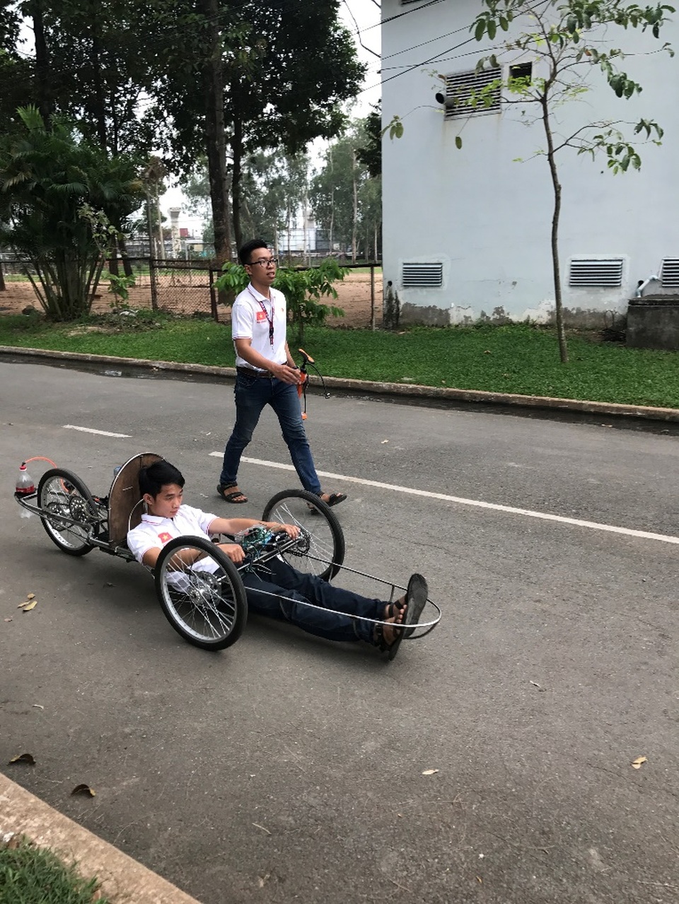 Đằng sau chiếc “siêu xe” tiết kiệm nhiên liệu của sinh viên - 2
Đội CKĐ-FA đem xe Mô hình cơ sở nhiên liệu xăng vào thử nghiệm.