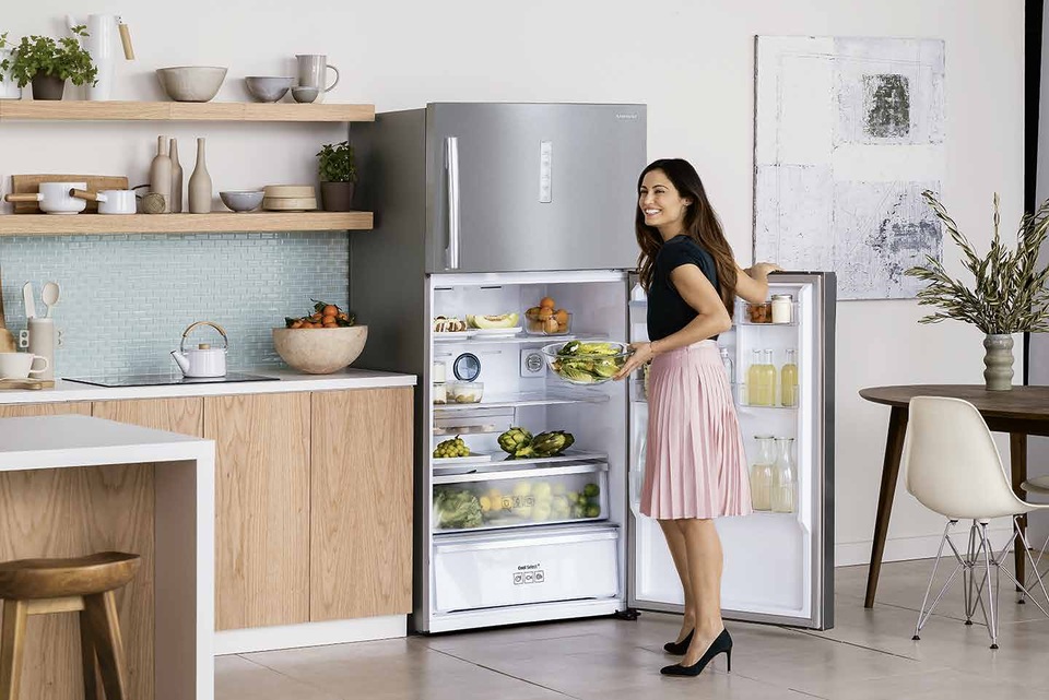 Những hiểu lầm thường gặp về tính năng của tủ lạnh - 2 Tủ lạnh TCP của Samsung một ví dụ. Với công nghệ hai dàn lạnh độc lập Twin Cooling PlusTM giúp duy trì độ ẩm ổn định đến 70% để người dùng có thể thoải mái dự trữ rau củ quả trong tủ lạnh đến 10 ngày