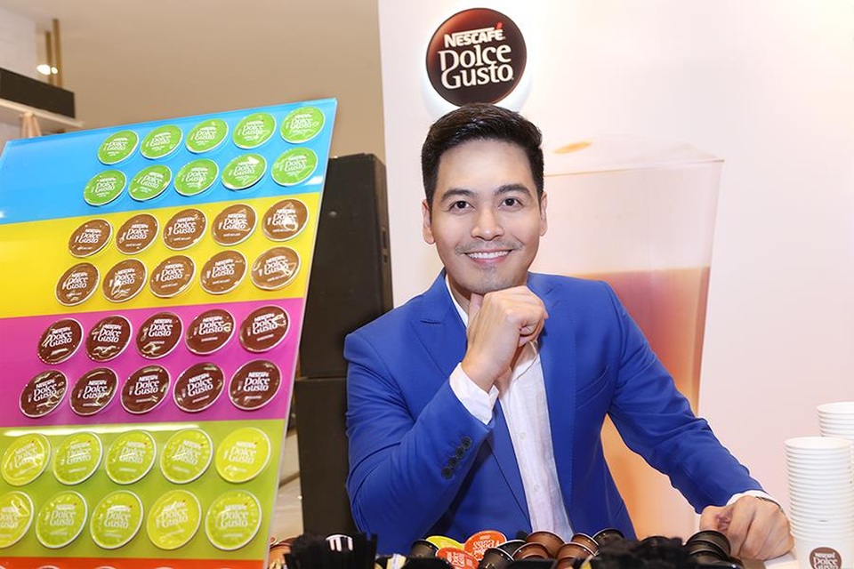 Phan Anh chia sẻ: “Tôi hoàn toàn bị ấn tượng với thức uống thơm ngon như ở tiệm mà NESCAFÉ Dolce Gusto mang lại. Vì vậy, tôi đã không chần chừ chọn chiếc máy này làm món quà cho bà xã của mình”.