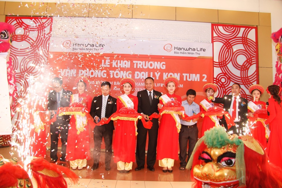 Hanwha Life Việt Nam khai trương liên tiếp 2 tổng đại lý tại Kon Tum - 2 Với việc khai trương văn phòng Tổng Đại Lý Kon Tum 2, Hanwha Life Việt Nam đã có 75 điểm phục vụ khách hàng cả nước