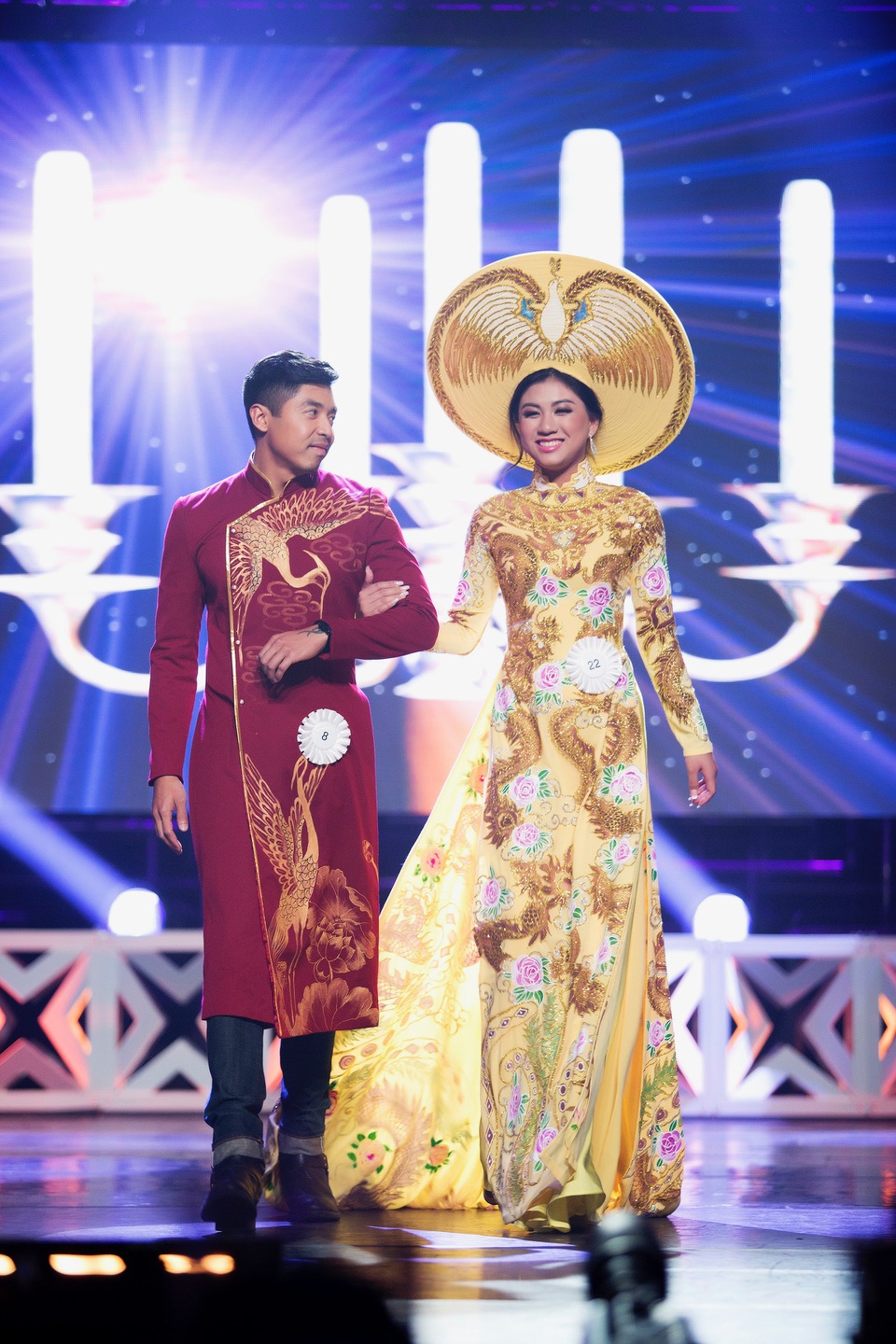 Tân Hoa hậu Người Việt Quốc tế Vy Nguyen rạng ngời hạnh phúc đêm đăng quang - 2 Người đẹp Vy Nguyen duyên dángvà thướt tha trong chiếc áo dài Việt Nam được thiết kế tinh tế.