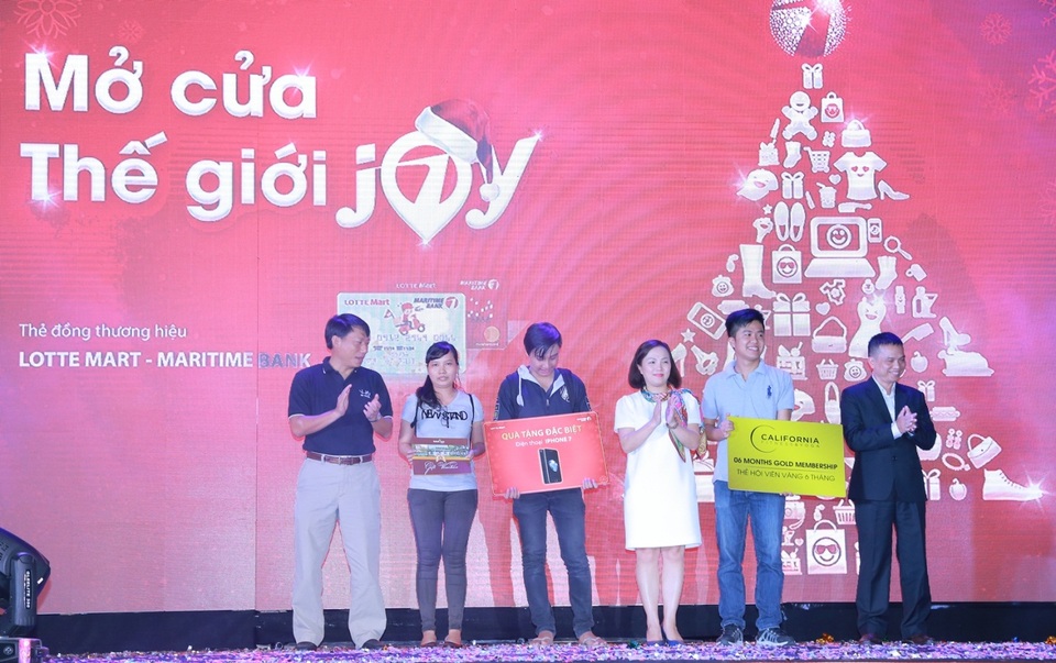 Đại diện Lãnh đạo Maritime Bank và LOTTE Mart trao thưởng cho các khán giả trúng thưởng