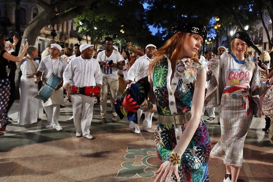 Những show diễn thời trang đáng nhớ của thế giới trong năm 2016 - 21