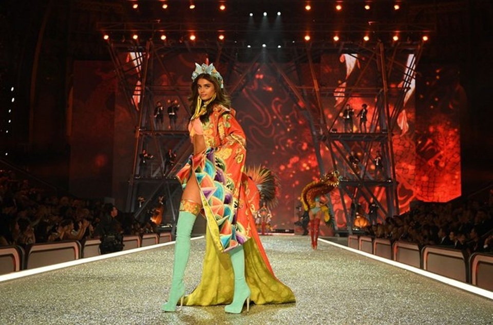 Những show diễn thời trang đáng nhớ của thế giới trong năm 2016 - 23