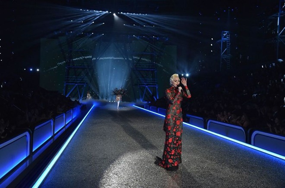 Những show diễn thời trang đáng nhớ của thế giới trong năm 2016 - 26