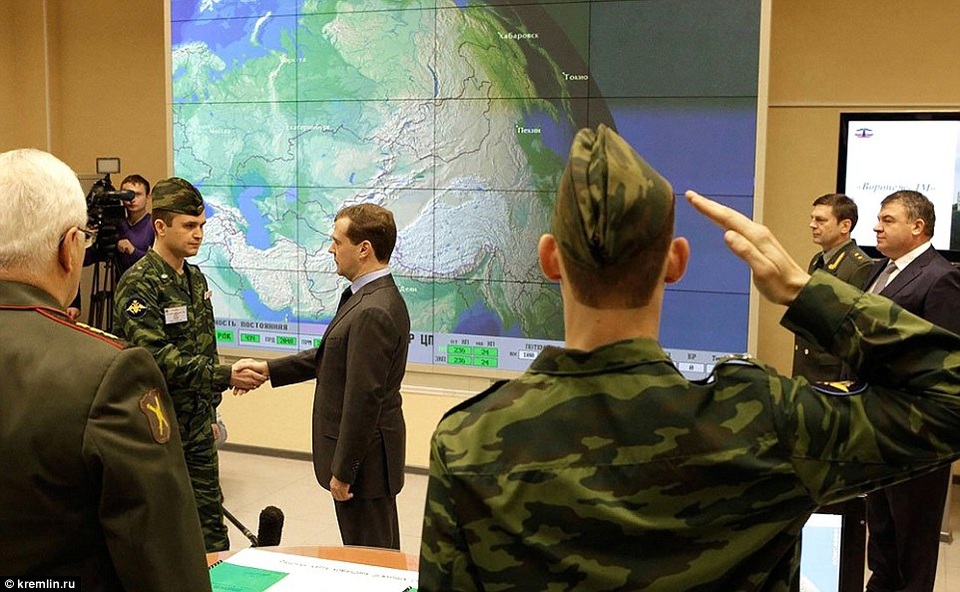 Bên trong căn cứ tên lửa tối mật của Nga ở Kaliningrad - 7
Theo đánh giá của kênh truyền hình Red Star, từ trạm Voronezh-DM, Nga có thể kiểm soát dễ dàng không phận trên toàn châu Âu, kể cả Anh. Ngoài ra, hệ thống cảnh báo sớm lắp đặt tại trạm này cũng giúp Nga có thể theo dõi khoảng 500 mục tiêu của phương Tây.