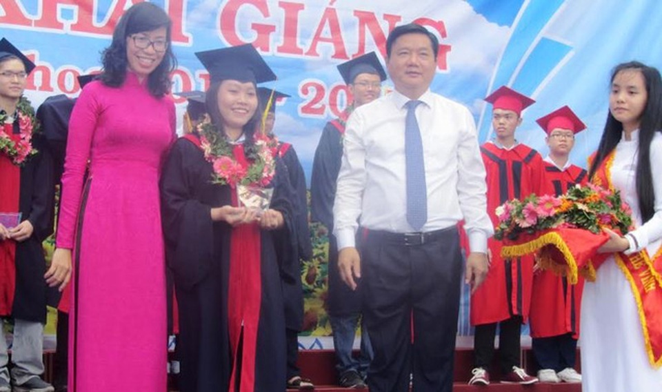 Lãnh đạo Đảng, Nhà nước dự khai giảng cùng các em học sinh - 13
Bí thư Thành ủy TPHCM đánh trống khai giảng tại Trường THPT Lương Thế Vinh. (Ảnh: Hoài Nam)