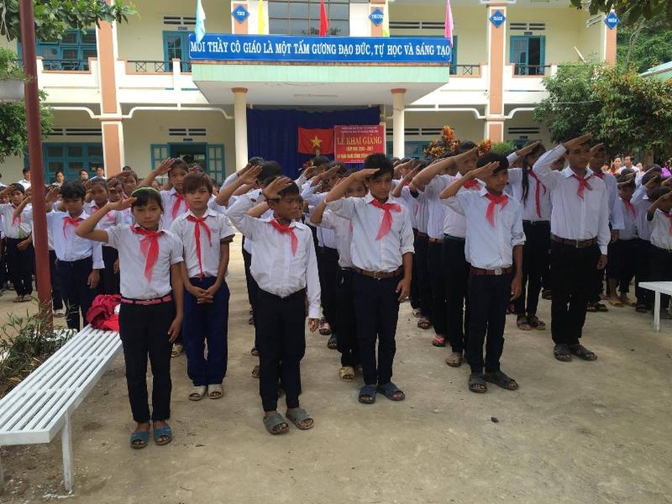 Lãnh đạo Đảng, Nhà nước dự khai giảng cùng các em học sinh - 73 Lễ chào cờ trong năm học mới của học sinh huyện Phước Sơn. (Ảnh: T.Y)
