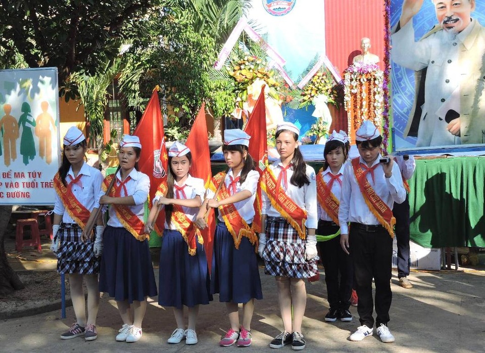 Lãnh đạo Đảng, Nhà nước dự khai giảng cùng các em học sinh - 77 Dù điều kiện khó khăn và thiếu thốn, học sinh đảo Lý Sơn vẫn thực hiện đầy đủ các nghi thức lễ khai giảng.