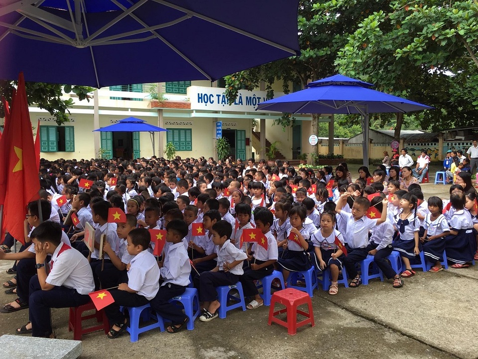 Lãnh đạo Đảng, Nhà nước dự khai giảng cùng các em học sinh - 47 Khánh Sơn là một trong những huyện khó khăn nhất tỉnh Khánh Hòa. Trung tâm huyện lỵ cách Nha Trang gần 100km về phía Tây Nam - Ảnh: Nguyễn Ánh - Viết Hảo