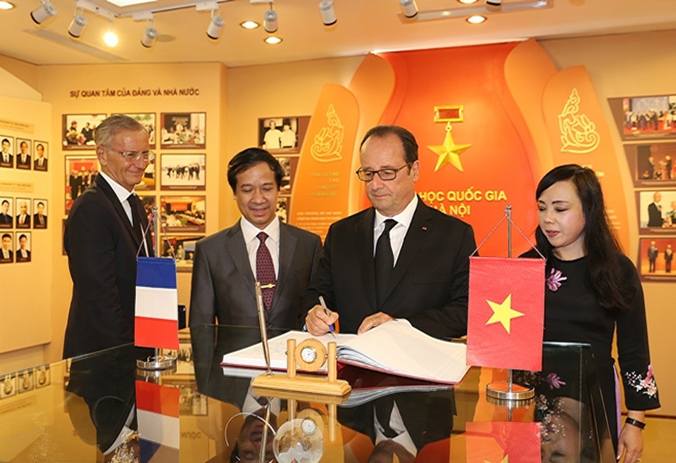 Tổng thống Pháp Hollande: Mong muốn đón nhiều sinh viên Việt Nam sang Pháp học tập - 3
Tổng thống Pháp Hollande ghi sổ lưu niệm tại phòng Truyền thống ĐH QGHN
